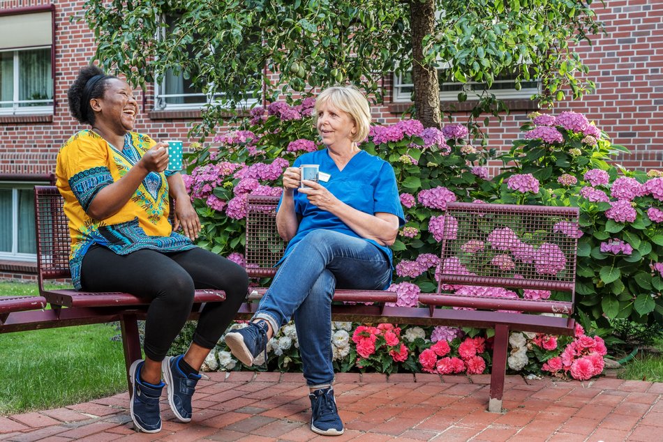Zwei Frauen machen eine Kaffeepause